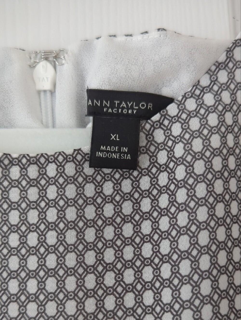 Ann Taylor Factory Gray Printed Sleeveless Blouse with Striped Scarf Detail - Picture 2 of 7